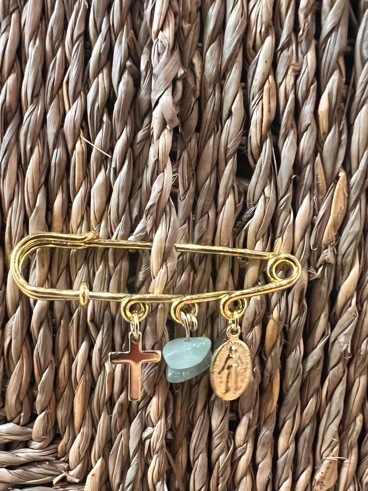 Broche porte bonheur