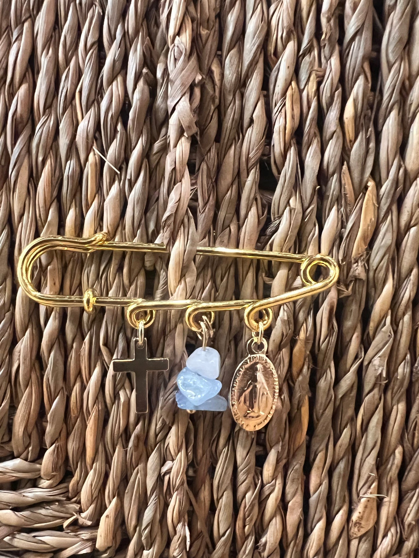Broche porte bonheur