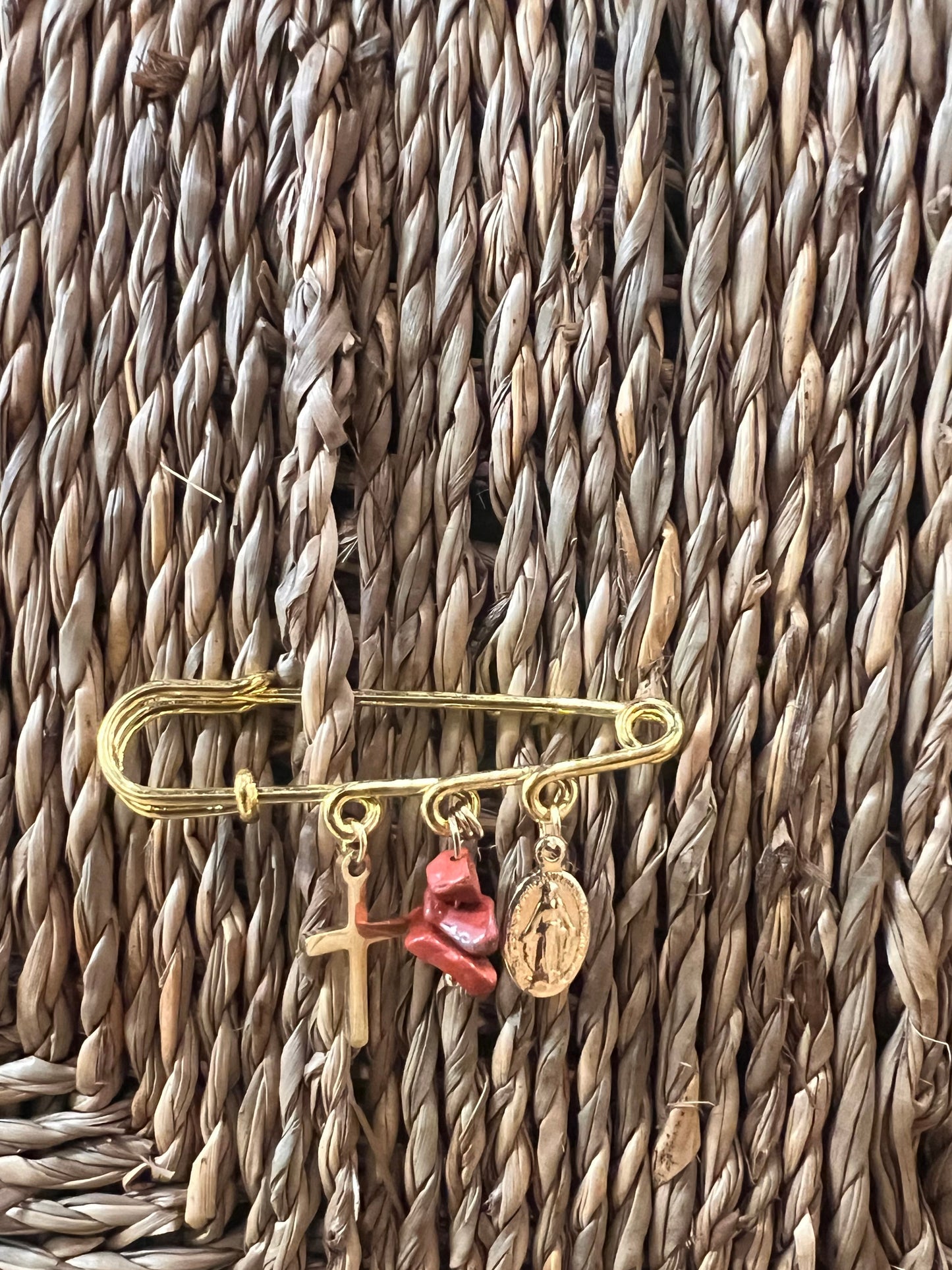 Broche porte bonheur