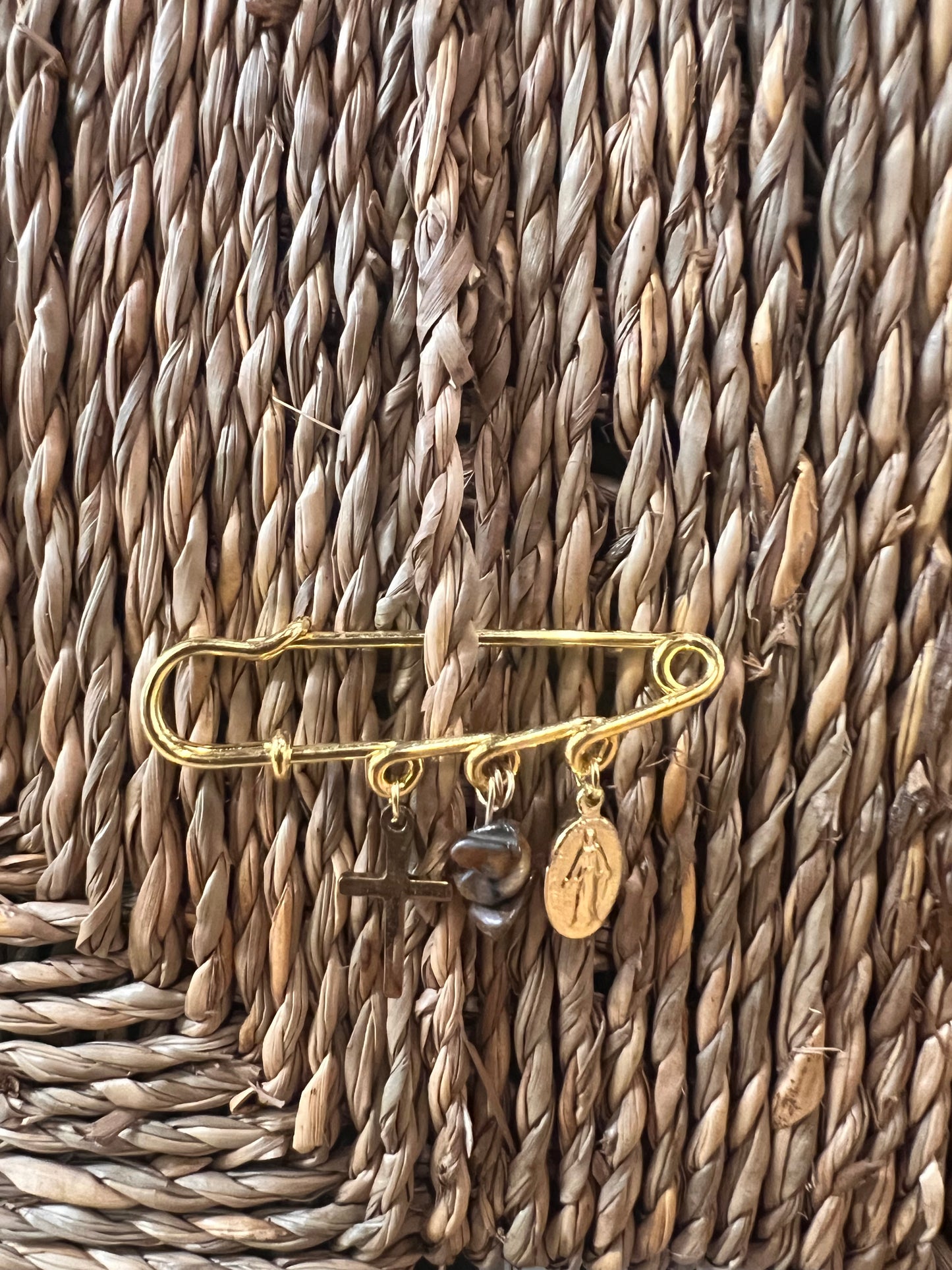 Broche porte bonheur