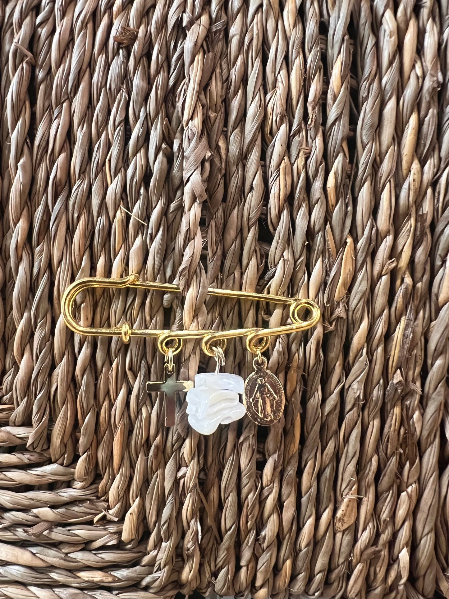 Broche porte bonheur